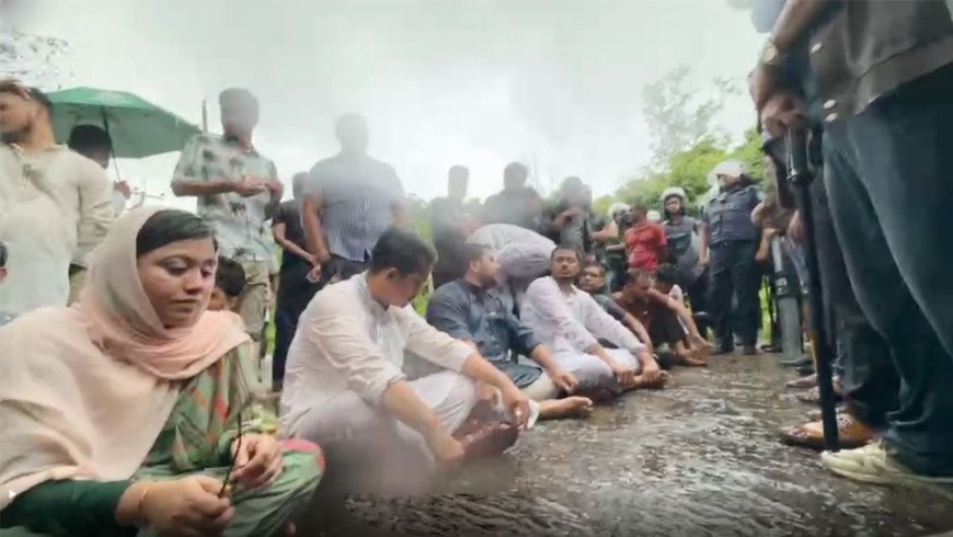 বাহুবলে পুলিশের বাধার মুখে এনসিপি, সড়কে অবস্থান নেতাদের